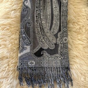 Elegant Gray Paisley Scarf with Fringe